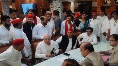 कपिल सिब्बल ने कांग्रेस का ‘हाथ’ छोड़ा, अब सपा के सहारे राज्यसभा के लिए नामांकन भरा