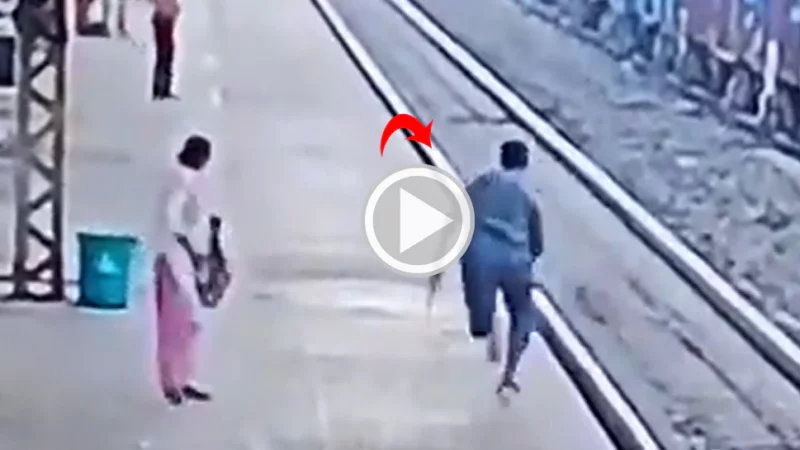 सामने से आ रही थी ट्रेन, रेलवे कर्मचारी ने जान जोखिम में डालकर बचाई शख्स की जान; देखें चौंकाने वाला Video
