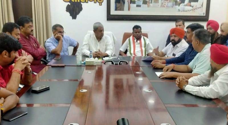 परिवहन मंत्री अकबर ने कराया परिवहन संघों के विवाद का पटाक्षेप