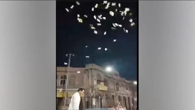 हैदराबाद में चारमीनार के पास एक शख्स ने हवा में उड़ाए 500 रुपये के नोट, वीडियो वायरल