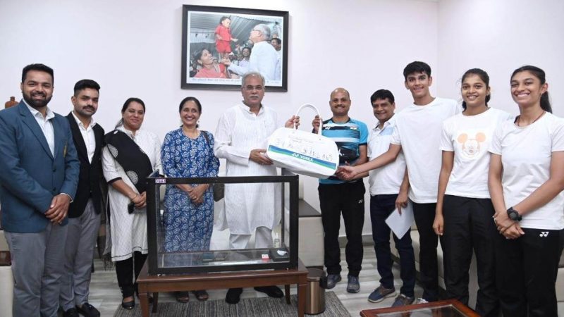 थॉमस कप विजेता भारतीय टीम ने मुख्यमंत्री के लिए भेजा हस्ताक्षर किया हुआ बैडमिंटन किट