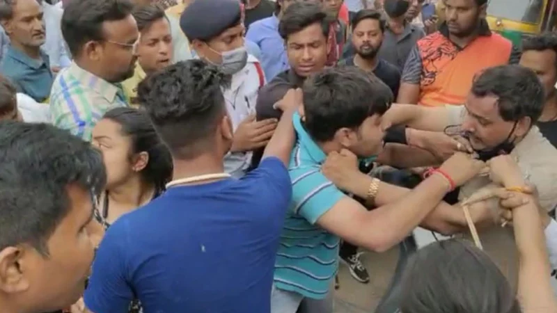 रॉन्ग साइड से आ रही थी स्कूटी, ट्रैफिक खुलवाने गए पुलिसवाले को युवक-युवती ने बेरहमी से पीटा