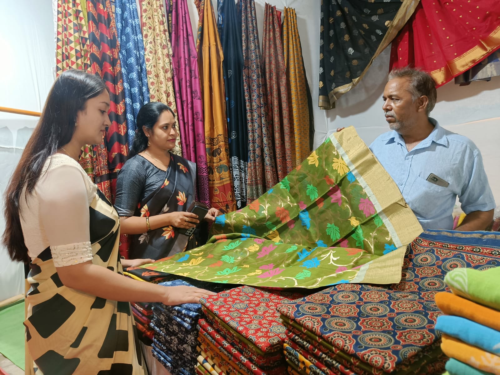 जगार-2022′ में उमड़ा खरीदारों का हुजूम