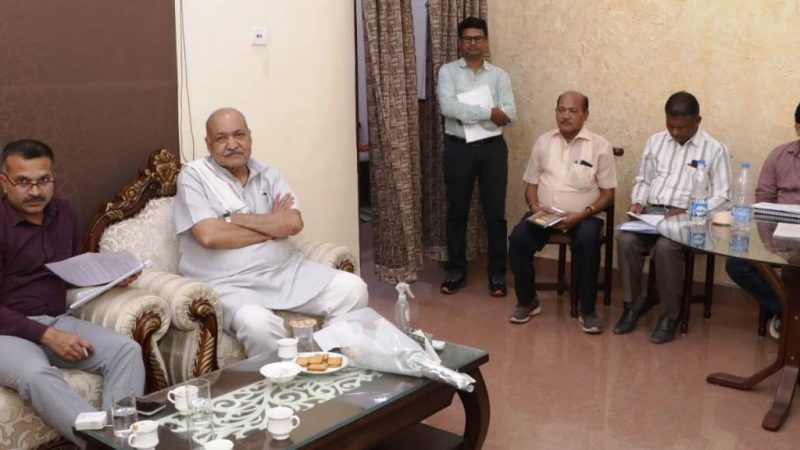 अधिकारी खाद-बीज के वितरण व्यवस्था पर रखे कड़ी निगरानी : कृषि मंत्री चौबे