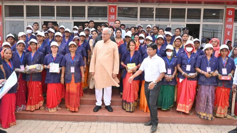 दुनिया भर में बिखर रहे आपकी मेहनत के रंग, उत्पादक से निर्यातक तक लंबी दूरी तय की दीदियों ने