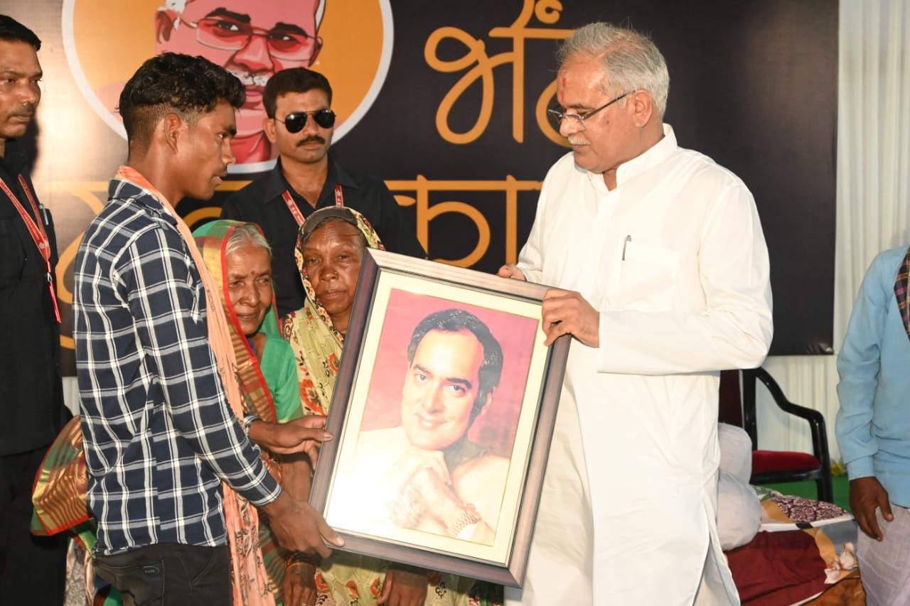 विशेष लेख : सवा सौ फीट का पेड़ बन चुका पूर्व प्रधानमंत्री स्व. राजीव गांधी के द्वारा भेंट किया पीपल का पौधा