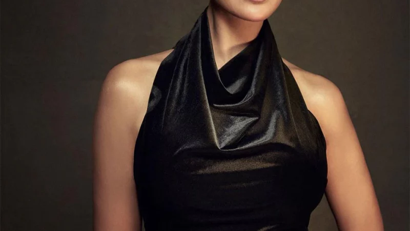 ईशा गुप्ता ब्लैक कटआउट गाउन में… मिला ‘मोस्ट डिजायरेबल वुमन’ का अवॉर्ड