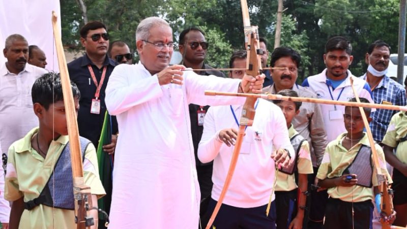 मुख्यमंत्री ने तीरंदाजी का प्रशिक्षण ले रहे बच्चों का बढ़ाया उत्साह, मुख्यमंत्री ने तीर से हिट किया टार्गेट