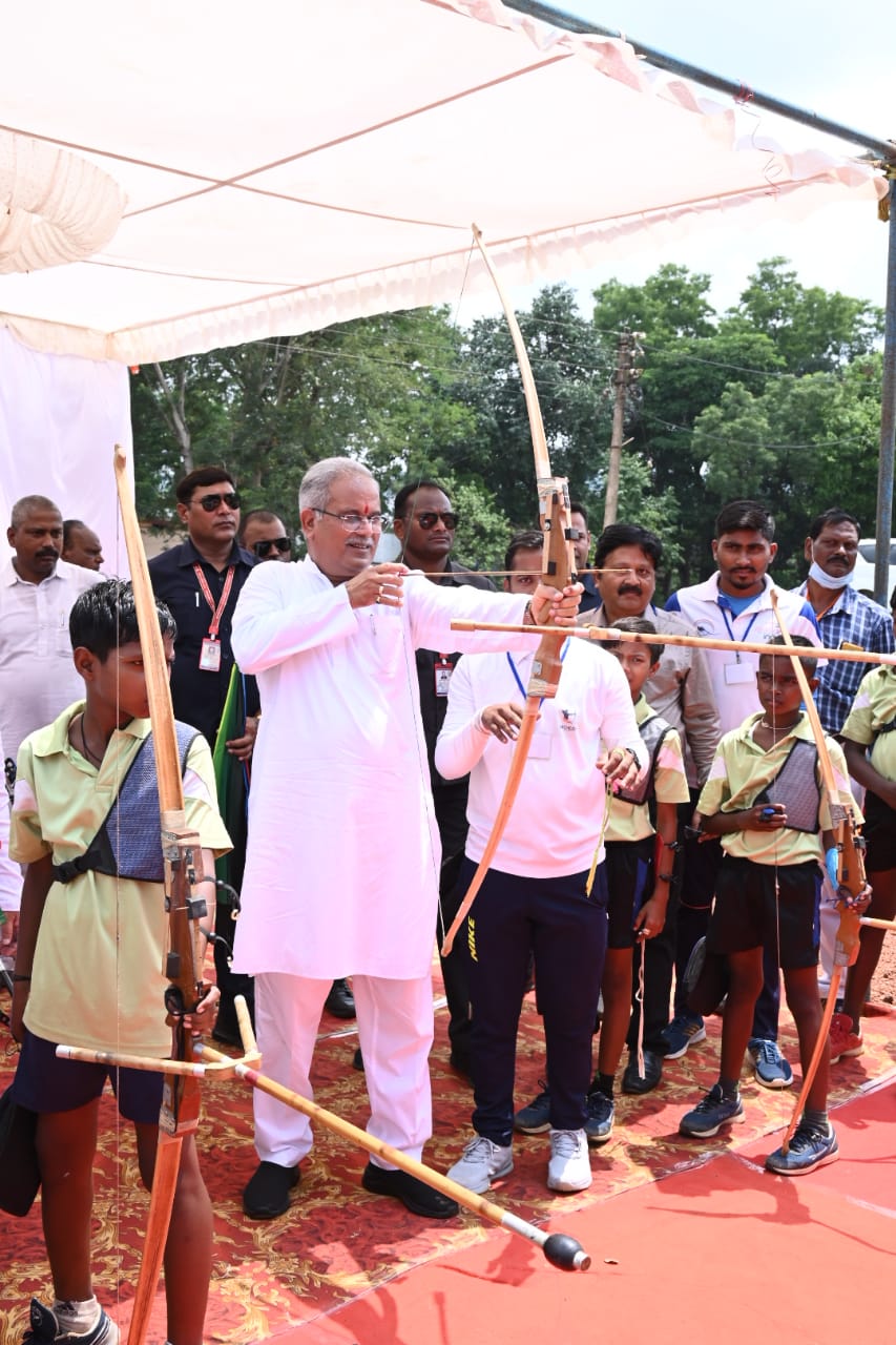 मुख्यमंत्री ने तीरंदाजी का प्रशिक्षण ले रहे बच्चों का बढ़ाया उत्साह, मुख्यमंत्री ने तीर से हिट किया टार्गेट
