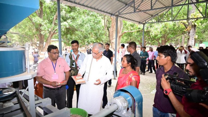 मुख्यमंत्री ने महिलाओं द्वारा तैयार किये जा रहे मछली आहार निर्माण कार्य का किया अवलोकन