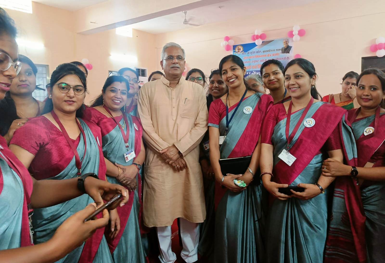 मुख्यमंत्री ने पाटन के स्वामी आत्मानंद अंग्रेजी माध्यम स्कूल में प्री प्राइमरी कक्षा का किया शुभारंभ