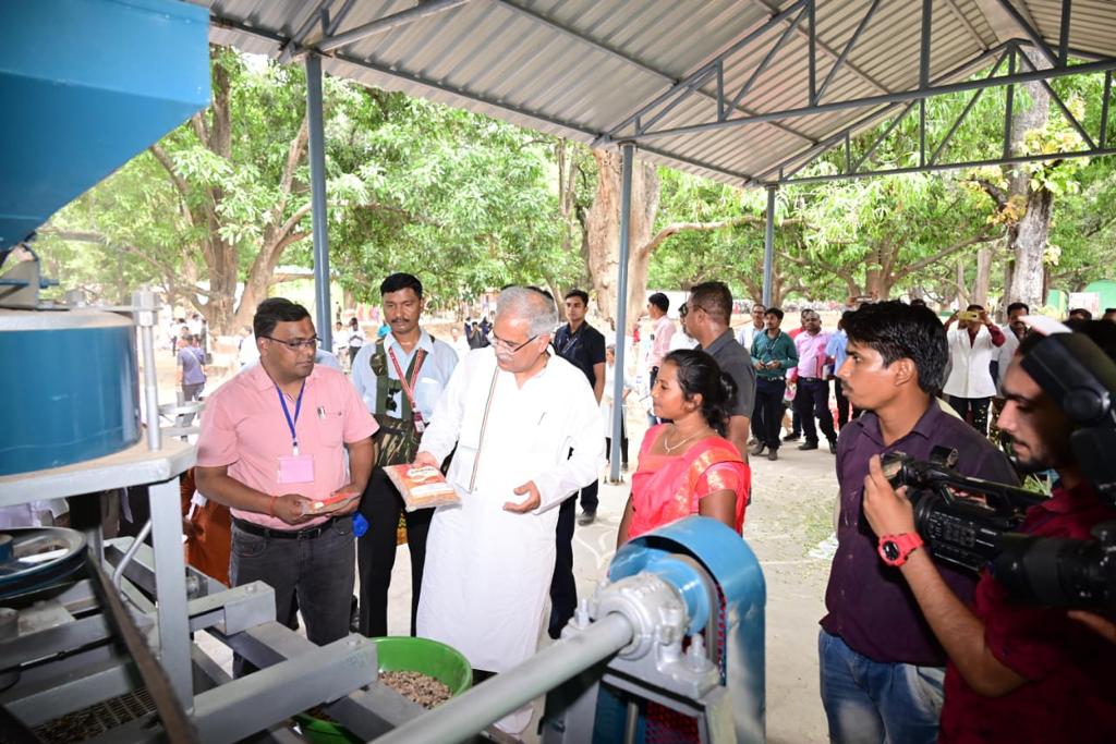 मुख्यमंत्री ने महिलाओं द्वारा तैयार किये जा रहे मछली आहार निर्माण कार्य का किया अवलोकन