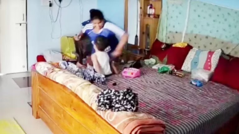 दो साल के मासूम को थप्पड़ मारे, घूंसे मारे… पूरी वारदात सीसीटीवी में कैद