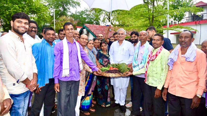 गोधन न्याय योजना में 144 करोड़ की गोबर खरीदी पर महिला समूह और किसानों ने मुख्यमंत्री को ‘गाय-बछड़ा’ आशीर्वाद स्वरूप भेंट किया