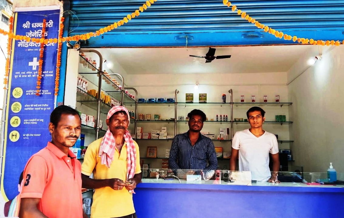 धनवंतरी मेडिकल स्टोर से लोग हो रहे लाभानिवत
