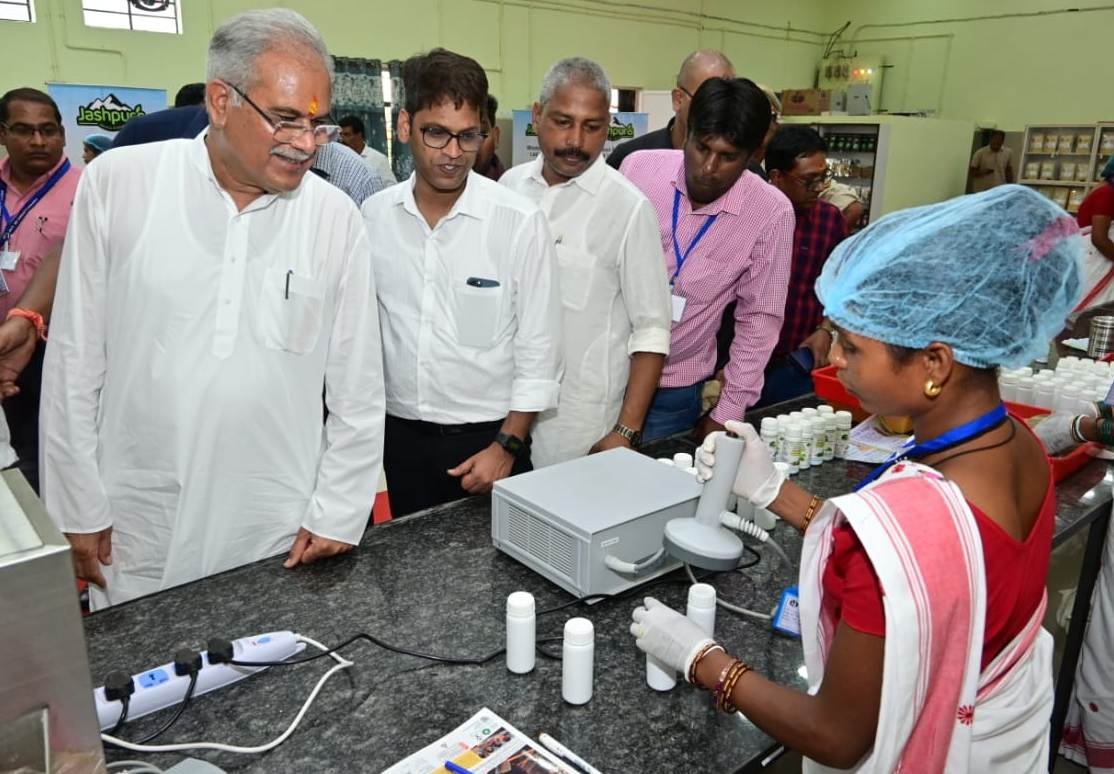 मुख्यमंत्री ने जशपुर में किया फूड प्रोसेसिंग एवं पैकेजिंग लैब का लोकार्पण