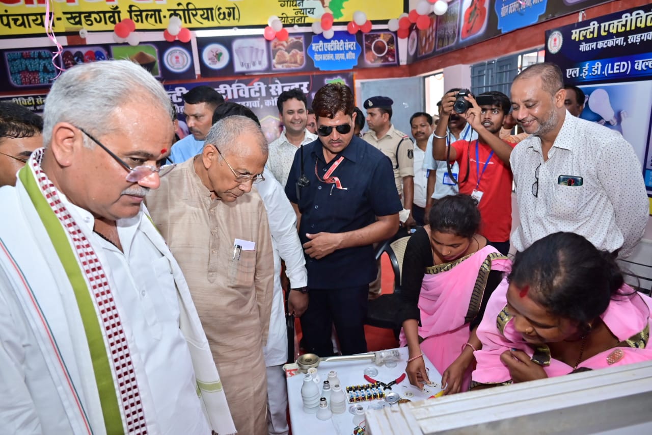 चूल्हा चौका करने वाले हाथ अब घरों को रोशन करने में जुटे हैं