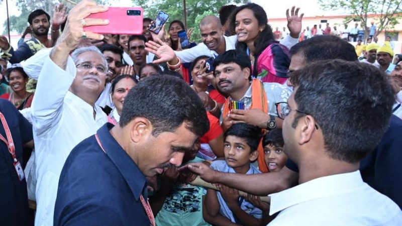 मुख्यमंत्री की कुनकुरी विधानसभा में भेंट-मुलाकात: मौके पर लोगों की कई समस्याओं का किया निराकरण