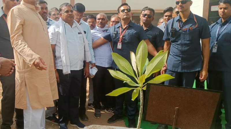 मुख्यमंत्री बघेल पाटन में संचालित स्वामी आत्मानंद स्कूल पहुंचे…