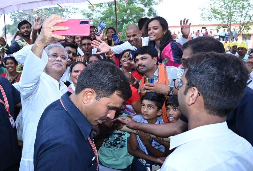 मुख्यमंत्री की कुनकुरी विधानसभा में भेंट-मुलाकात: मौके पर लोगों की कई समस्याओं का किया निराकरण