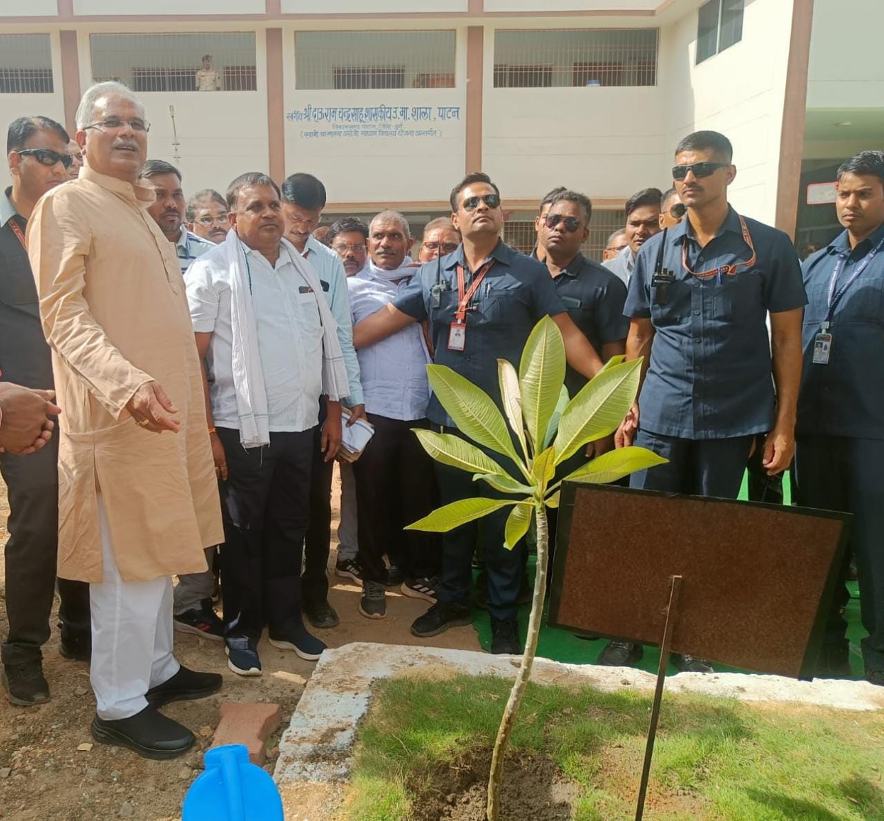 मुख्यमंत्री बघेल पाटन में संचालित स्वामी आत्मानंद स्कूल पहुंचे…