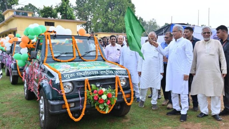 भेंट-मुलाकात अभियान के दौरान मुख्यमंत्री ने रामगढ़ में 3 पर्यटक वाहनों का हरी झंडी दिखाकर किया रवाना