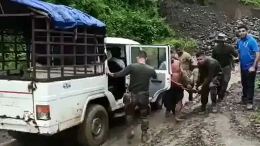 भूस्खलन में धंसा आर्मी कैंप, 13 शव निकाले, मलबे में दबे 30-40 जवान