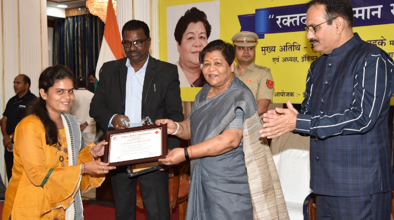 स्वैच्छिक रक्तदान के लिए लोग आगे आएं: राज्यपाल उइके