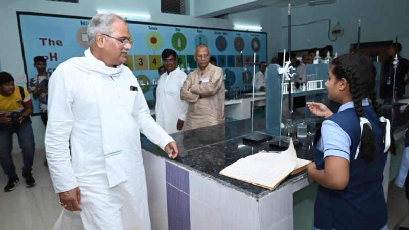 मुख्यमंत्री ने लैब में लिया बच्चों का वाइवा