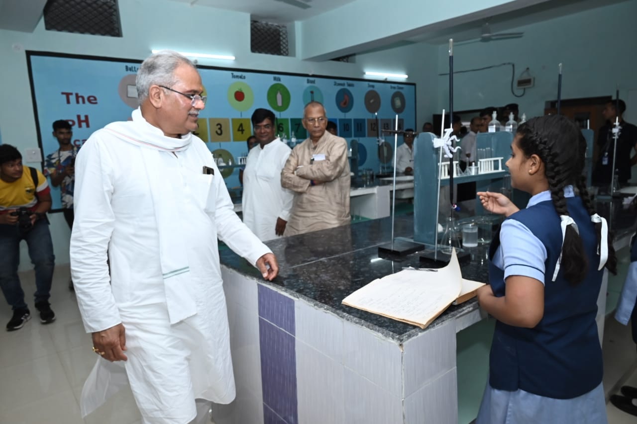 मुख्यमंत्री ने लैब में लिया बच्चों का वाइवा