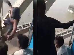 चलती ट्रेन से चोर ने खींच लिया यात्री का मोबाइल, वीडियो देखकर बड़ी सीख मिलेगी