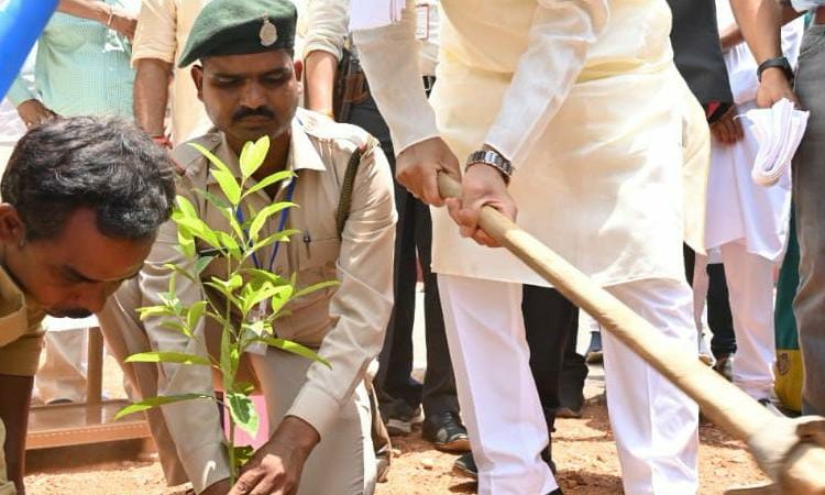 पत्थलगांव में मुख्यमंत्री भूपेश बघेल ने रुद्राक्ष का पौधारोपण किया…