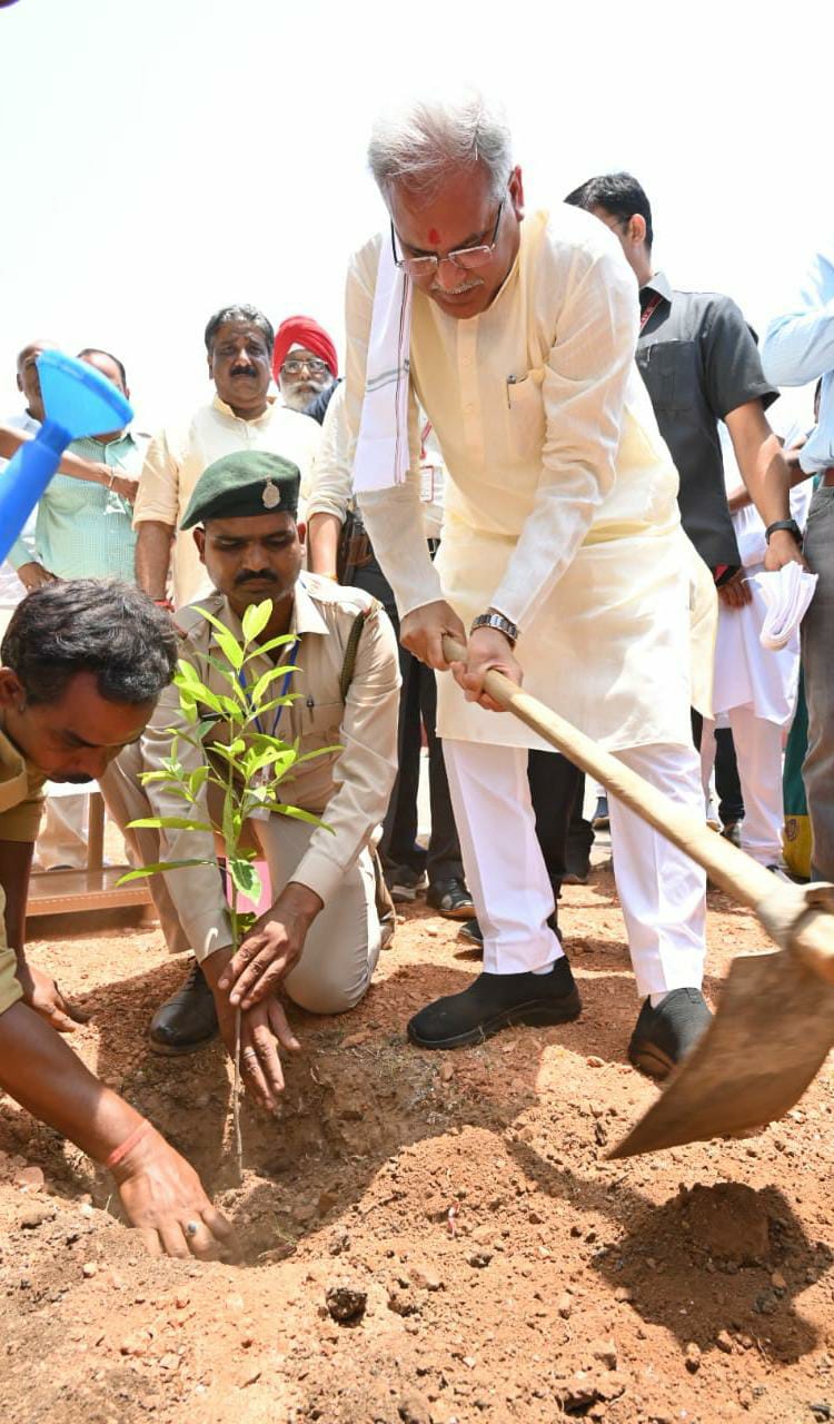 पत्थलगांव में मुख्यमंत्री भूपेश बघेल ने रुद्राक्ष का पौधारोपण किया…
