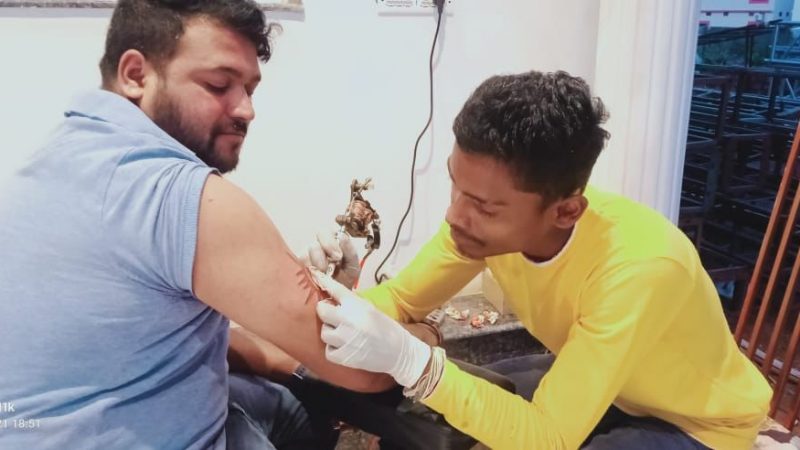 युवा सीख रहे आधुनिक तरीके से पारंपरिक गोदना कला