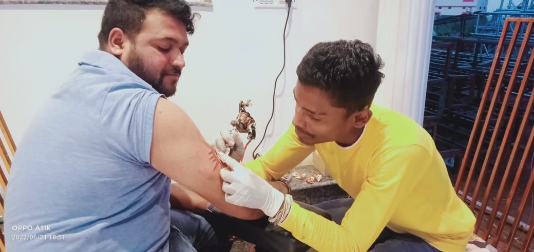 युवा सीख रहे आधुनिक तरीके से पारंपरिक गोदना कला