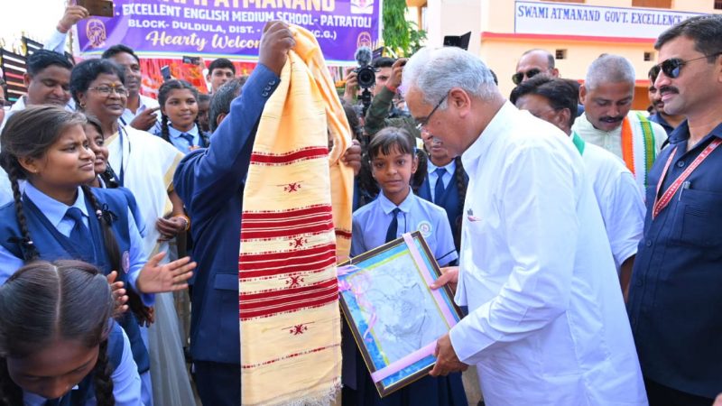 छात्रा रोशनी गुप्ता ने मुख्यमंत्री  भूपेश बघेल को भेंट की उनकी पेंटिंग…