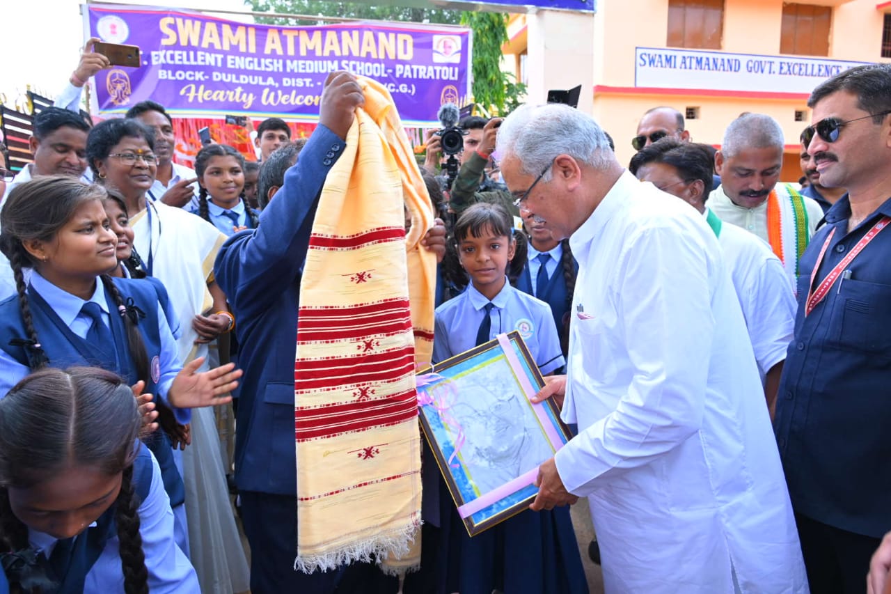 छात्रा रोशनी गुप्ता ने मुख्यमंत्री  भूपेश बघेल को भेंट की उनकी पेंटिंग…