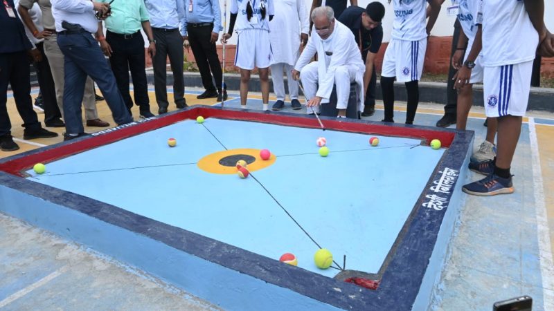 जब मुख्यमंत्री ने जमीन पर बने बिलियर्ड के बोर्ड पर चलाया स्टिक
