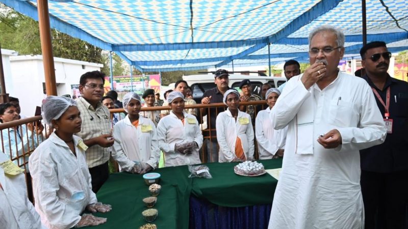 ईश्वरी न बोलती न सुनती पर अपने हुनर से तैयार कर रही महुआ से स्वादिष्ट लड्डू
