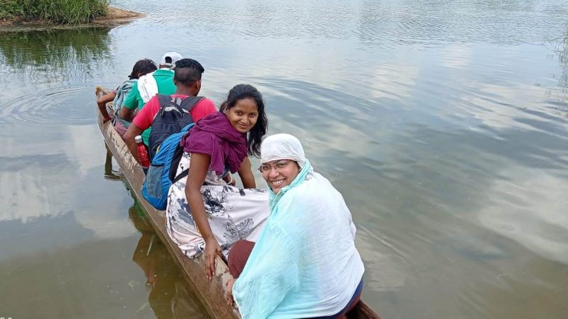 अबूझमाड़ के घने जंगलों और दुर्गम क्षेत्रों में मलेरिया की जांच करने पहुंची स्वास्थ्य विभाग की टीम