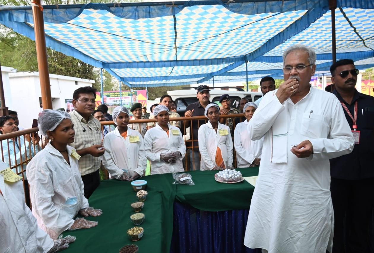 ईश्वरी न बोलती न सुनती पर अपने हुनर से तैयार कर रही महुआ से स्वादिष्ट लड्डू