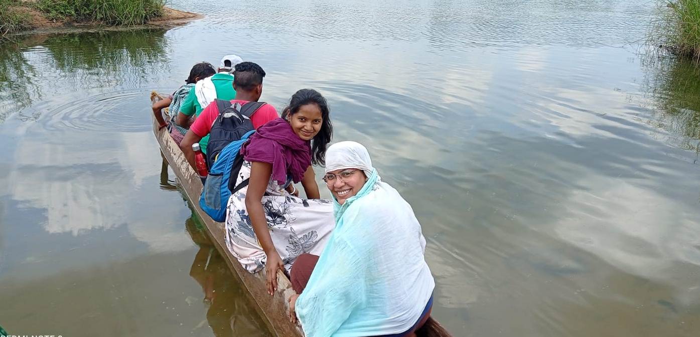 अबूझमाड़ के घने जंगलों और दुर्गम क्षेत्रों में मलेरिया की जांच करने पहुंची स्वास्थ्य विभाग की टीम