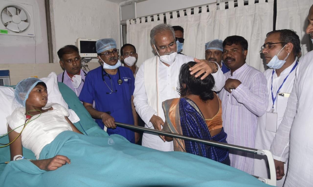 मुख्यमंत्री से मिलकर राहुल की माँ हुईं भावुक, बोलीं आपकी टीम ने पत्थरों को चीरकर मेरे बेटे को दिया नया जीवन..आप मेरे लिए भगवान