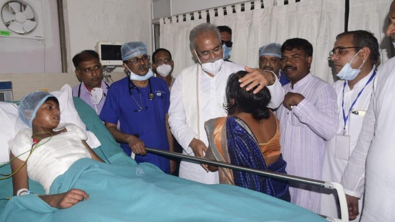 मां की नजरें बेटे से हट नहीं रहीं..बोलीं….