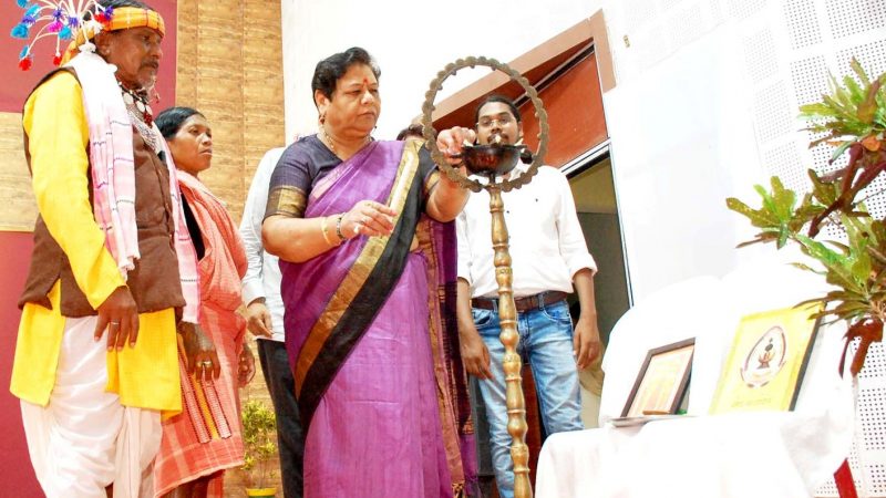 जनजातीय परंपराओं, संस्कृति, बोली-भाषा को सहेजने और उस पर हमें गर्व करने की है जरूरत: राज्यपाल अनुसुईया उइके