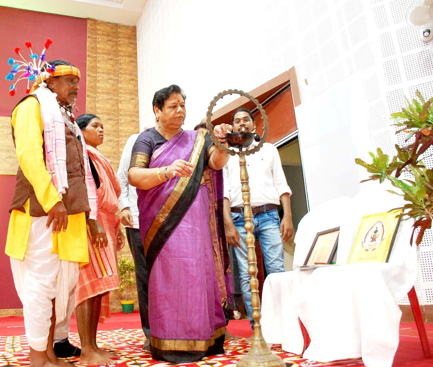 जनजातीय परंपराओं, संस्कृति, बोली-भाषा को सहेजने और उस पर हमें गर्व करने की है जरूरत: राज्यपाल अनुसुईया उइके