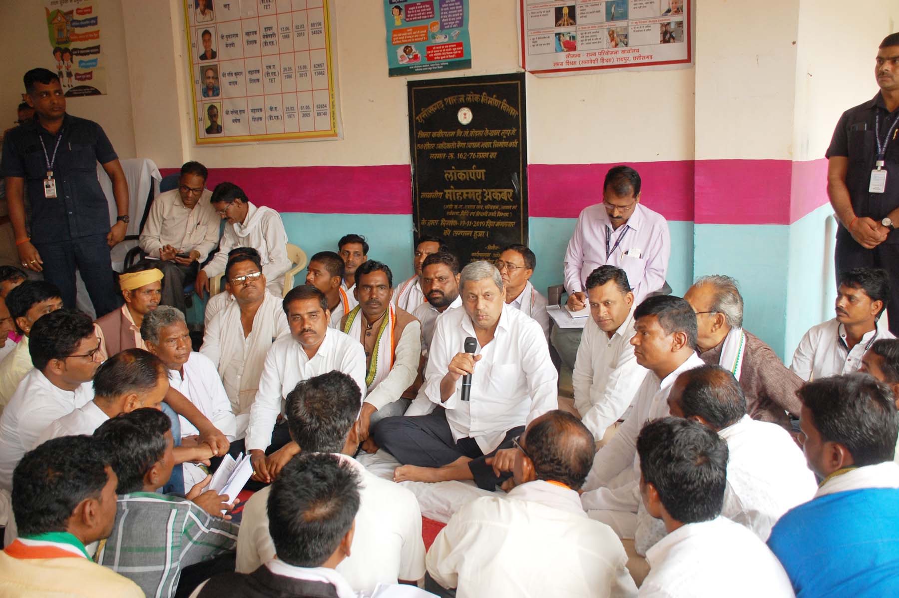 स्वामी आत्मानंद अंग्रेजी माध्यम का क्रेज बढ़ा, अब चिल्फी और रेंगाखार जंगल के ग्रामीणों ने स्कूल खोलने की मांग की