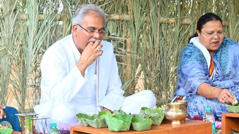 महिला किसान सविता उईके के घर मुख्यमंत्री ने खाई करमत्ता-कोलियारी भाजी और जिमी कंद की सब्जी