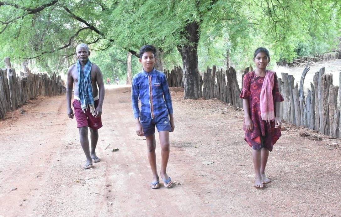 पहाड़ों की तराई में बसा कुमगांव जुड़ा विकास की मुख्यधारा से