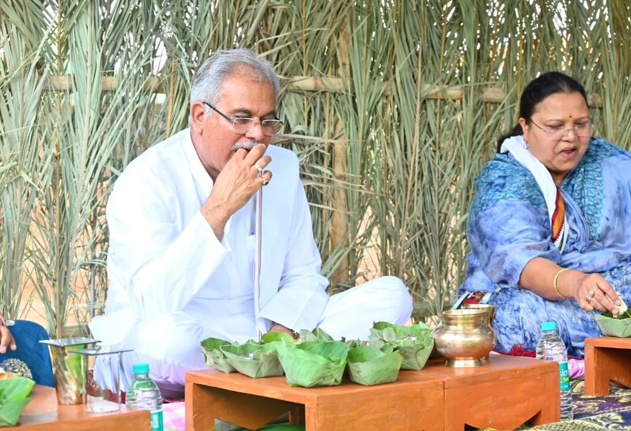 महिला किसान सविता उईके के घर मुख्यमंत्री ने खाई करमत्ता-कोलियारी भाजी और जिमी कंद की सब्जी